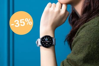 Im Onlineshop von Aldi sind eine Smartwatch und Kopfhörer von Samsung jetzt besonders günstig.