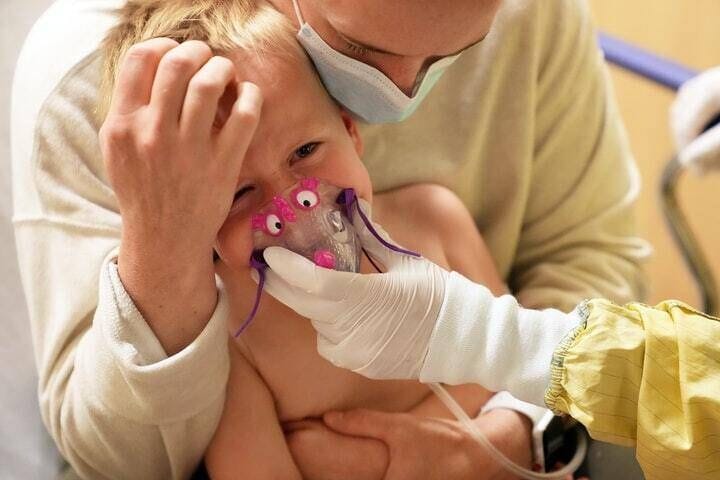 Ein Kind wird in einem Krankenhaus beatmet (Symbolbild): Im vergangenen Winter herrschte eine "dramatische Situation" in den Kinderkliniken in Sachsen.