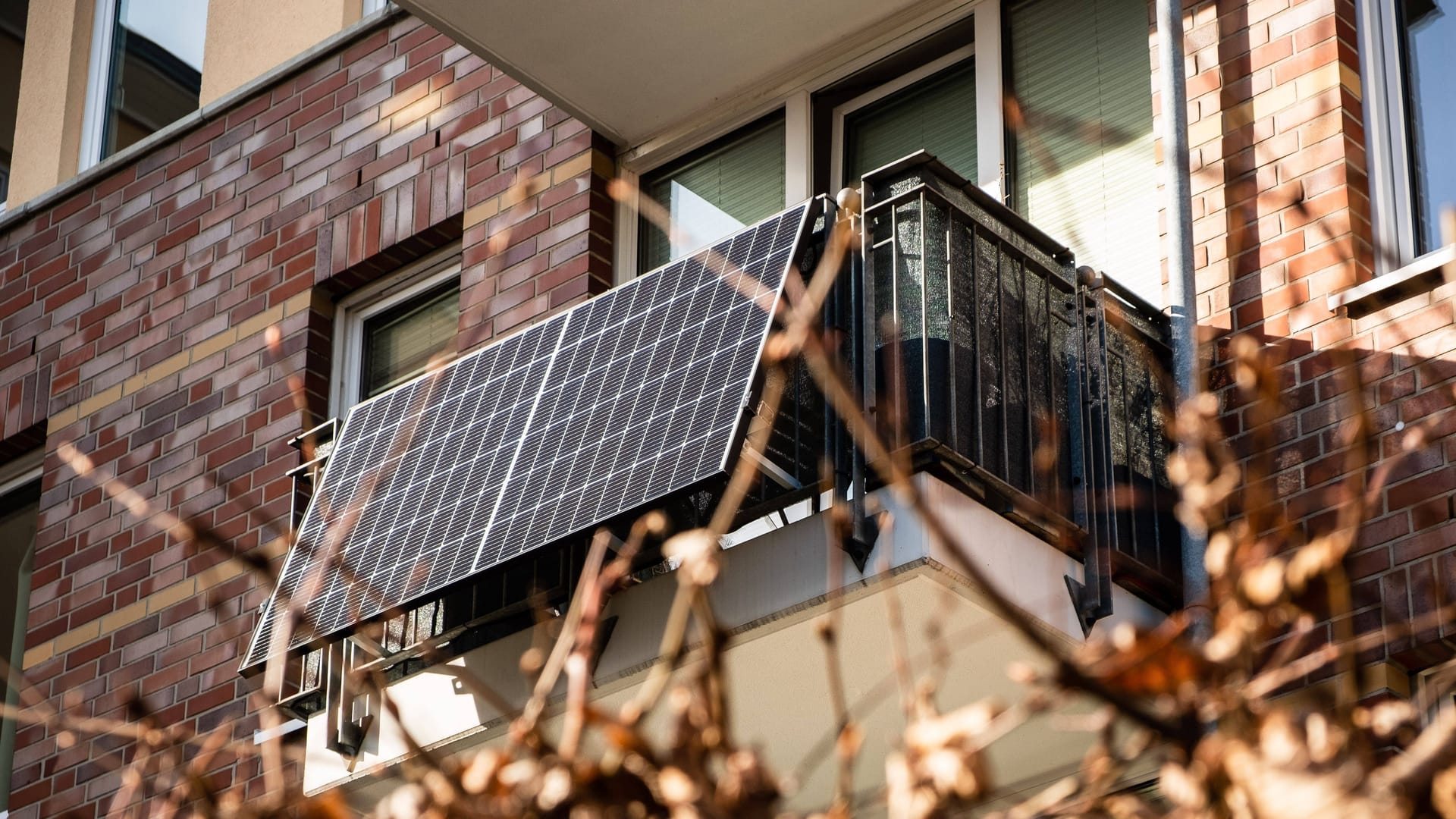 Balkonkraftwerk an einem Mehrfamilienhaus: Mit der PV-Anlage erzeugen Sie Ihren eigenen Strom.