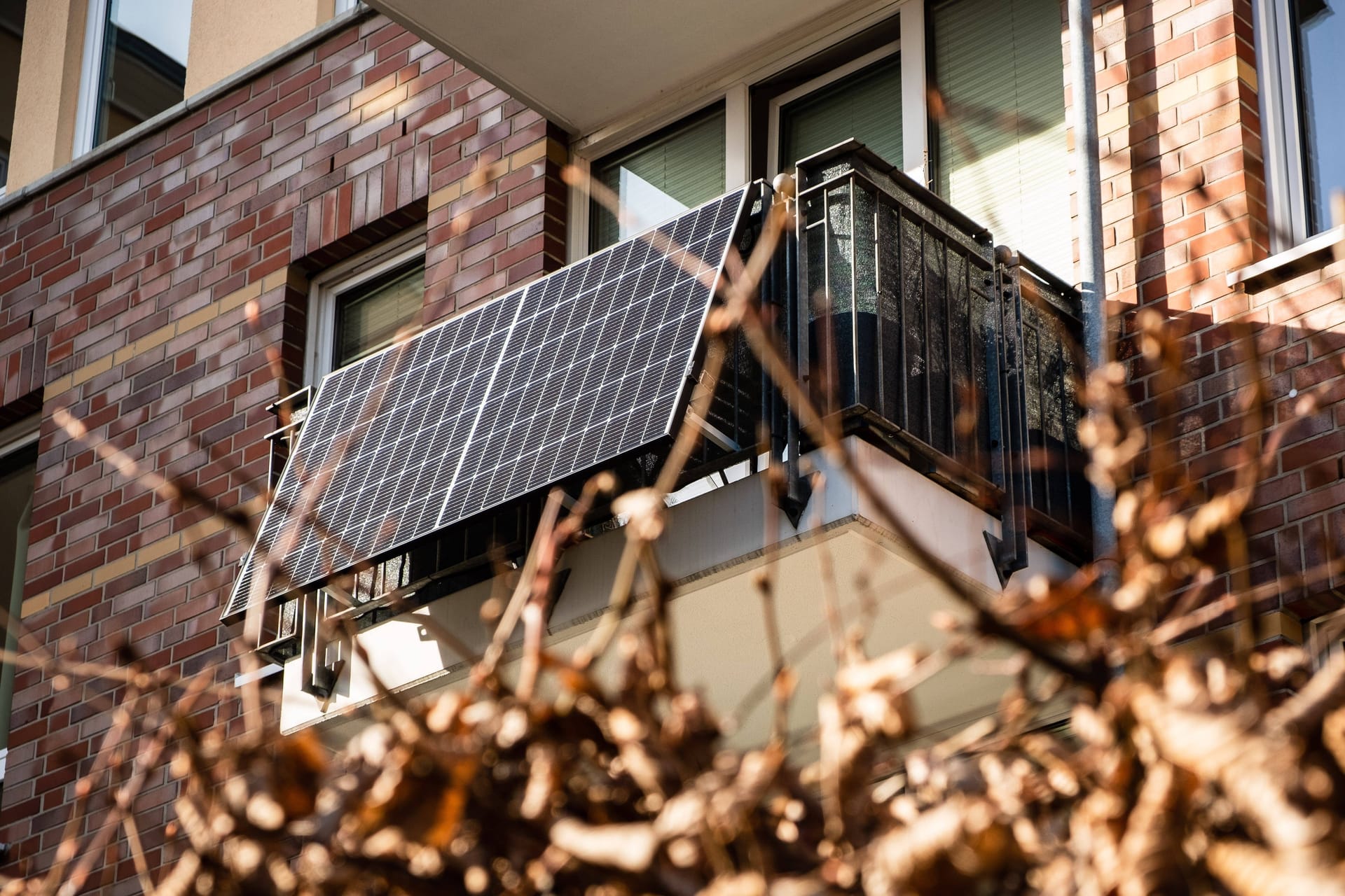 Balkonkraftwerk an einem Mehrfamilienhaus: Mit der PV-Anlage erzeugen Sie Ihren eigenen Strom.