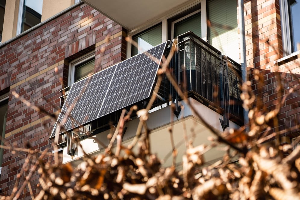 Balkonkraftwerk an einem Mehrfamilienhaus: Mit der PV-Anlage erzeugen Sie Ihren eigenen Strom.