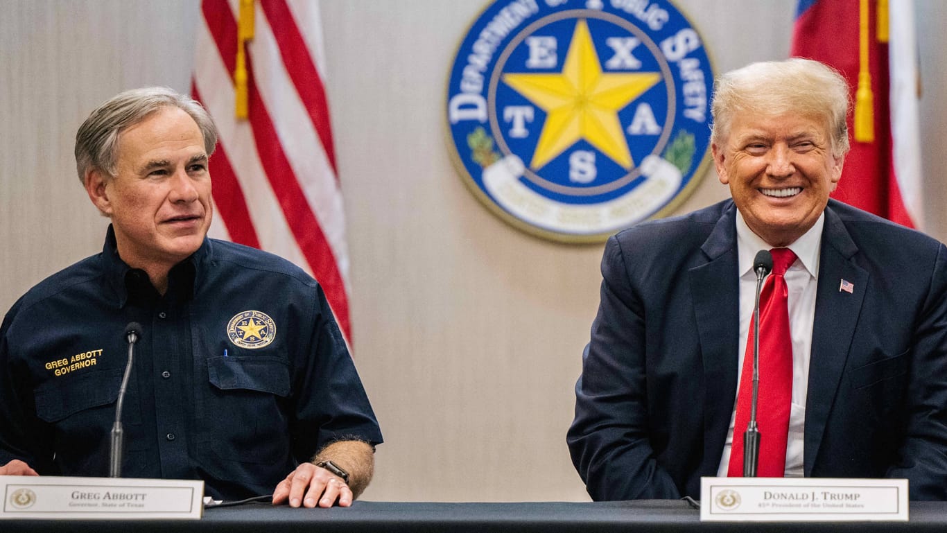 Gouverneur Greg Abbott mit dem damaligen US-Präsidenten Donald Trump. Gouverneur Greg Abbott mit dem damaligen US-Präsidenten Donald Trump.