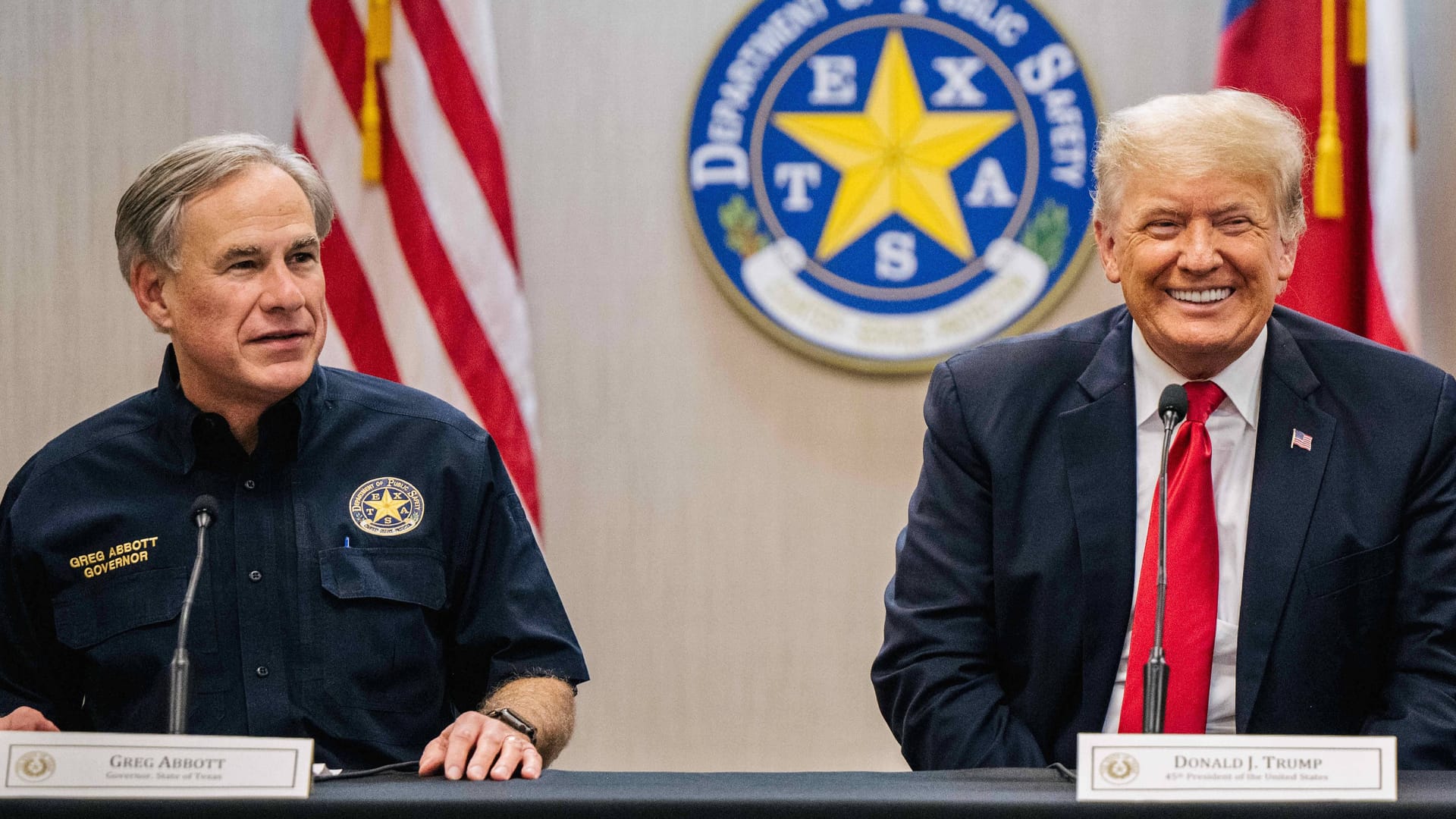 Gouverneur Greg Abbott mit dem damaligen US-Präsidenten Donald Trump.