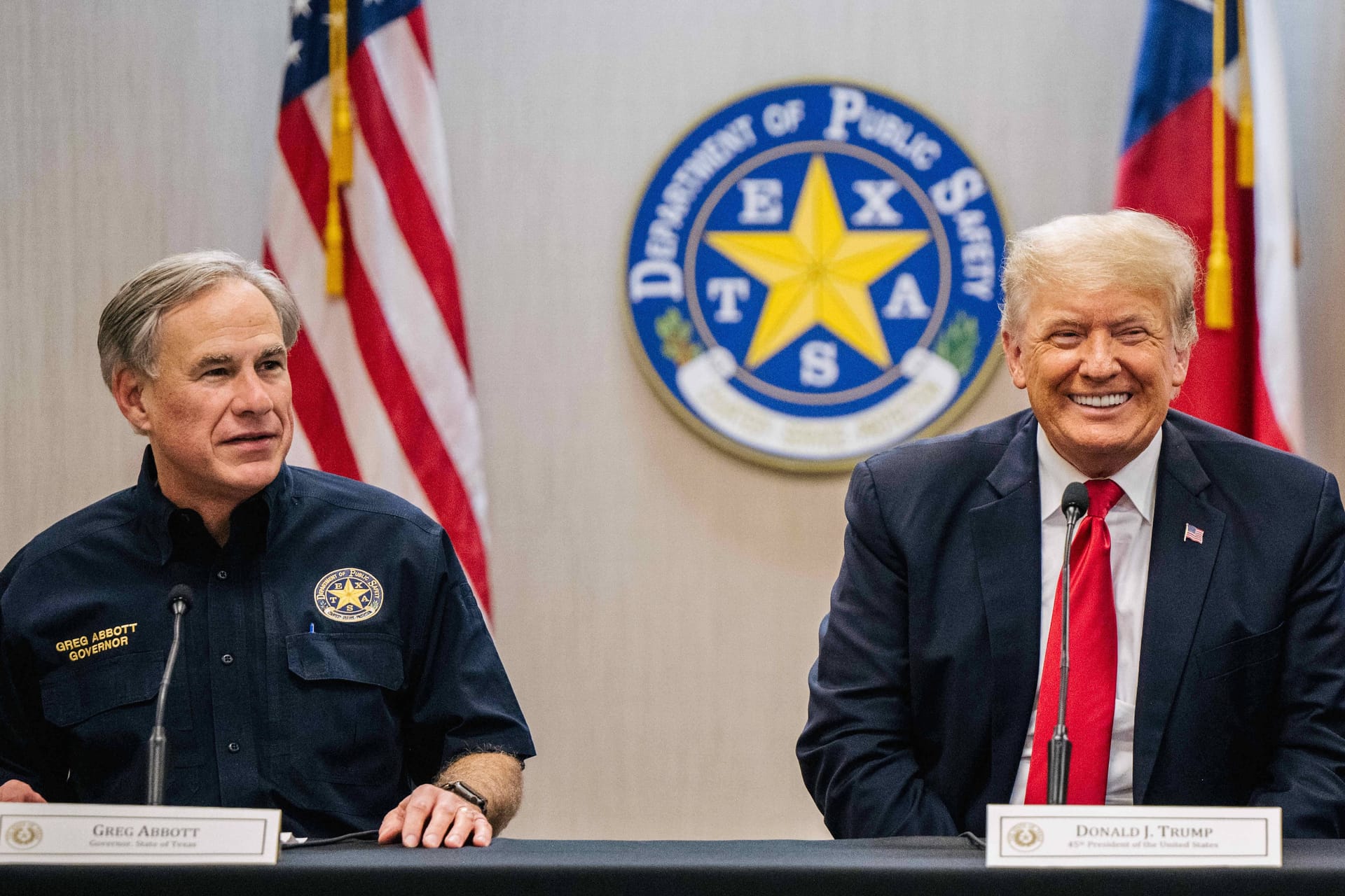 Gouverneur Greg Abbott mit dem damaligen US-Präsidenten Donald Trump.