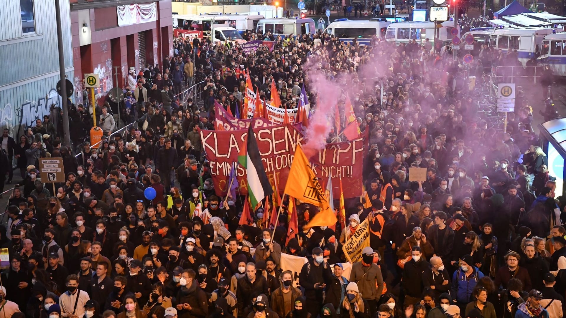 Teilnehmer der "Revolutionären 1. Mai-Demonstration" ziehen durch Kreuzberg am Kottbusser Tor vorbei (Archivfoto): Nach einem Bericht ermittelt die Polizei in den eigenen Reihen. Teilnehmer der "Revolutionären 1. Mai-Demonstration" ziehen durch Kreuzberg am Kottbusser Tor vorbei (Archivfoto): Nach einem Bericht ermittelt die Polizei in den eigenen Reihen.