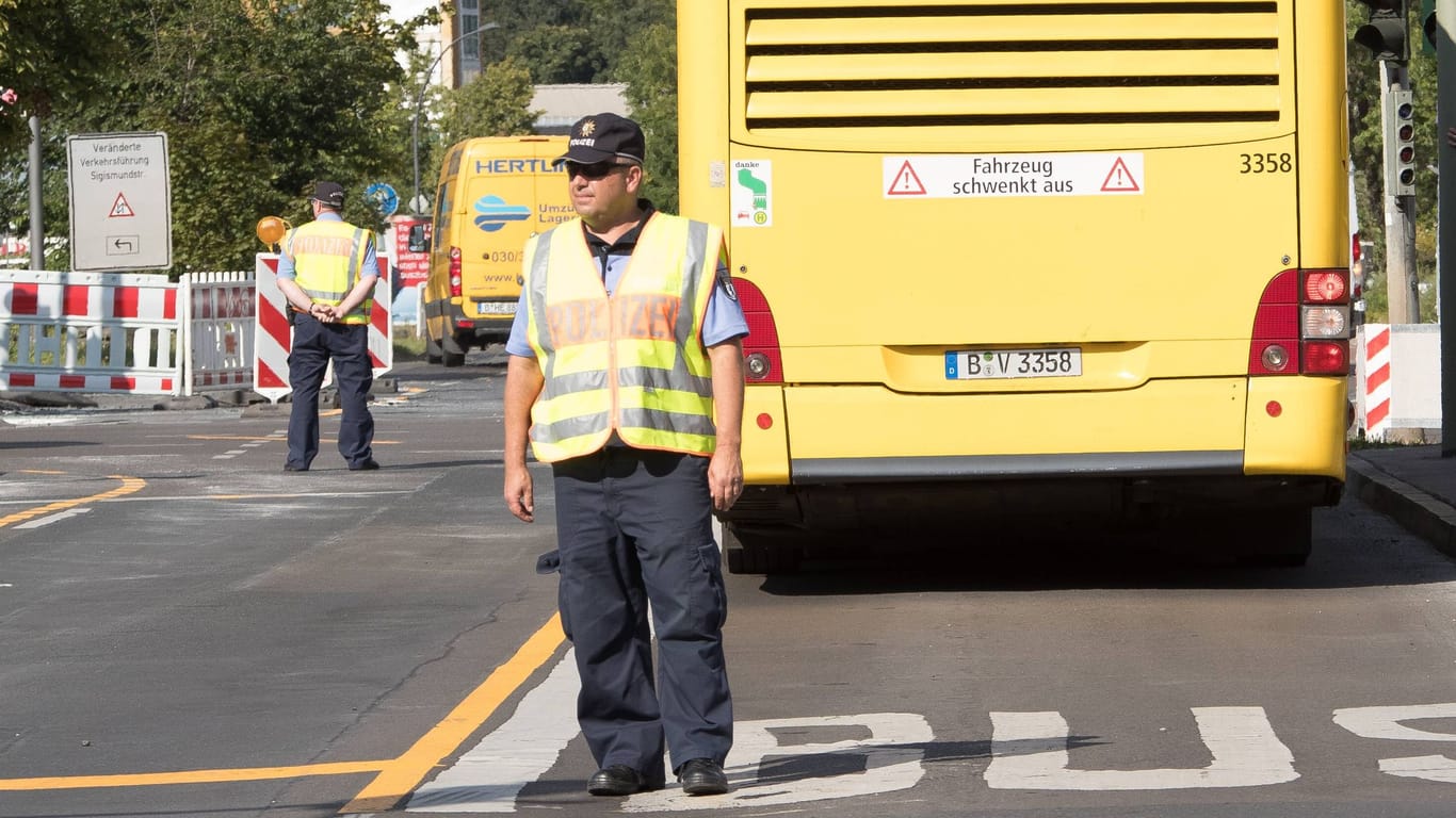 Polizei an einem BVG-Bus (Symbolbild): Der Mann stach kurz vor einer Haltestelle während der Fahrt zu.