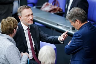 Klara Geywitz (vl, SPD), Christian Lindner (FDP) und Robert Habeck (Bündnis 90/Die Grüne) unterhalten sich am Rande der Bundestagssitzung: Der Finanzminister steht für seine Pläne in der Kritik.