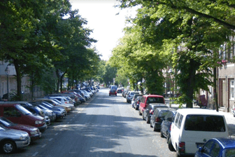 Entlang der Veitstraße darf nicht mehr auf dem Gehweg geparkt werden – dadurch entfallen fast alle Parkplätze.