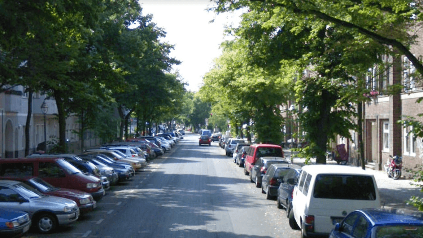 Entlang der Veitstraße darf nicht mehr auf dem Gehweg geparkt werden – dadurch entfallen fast alle Parkplätze.