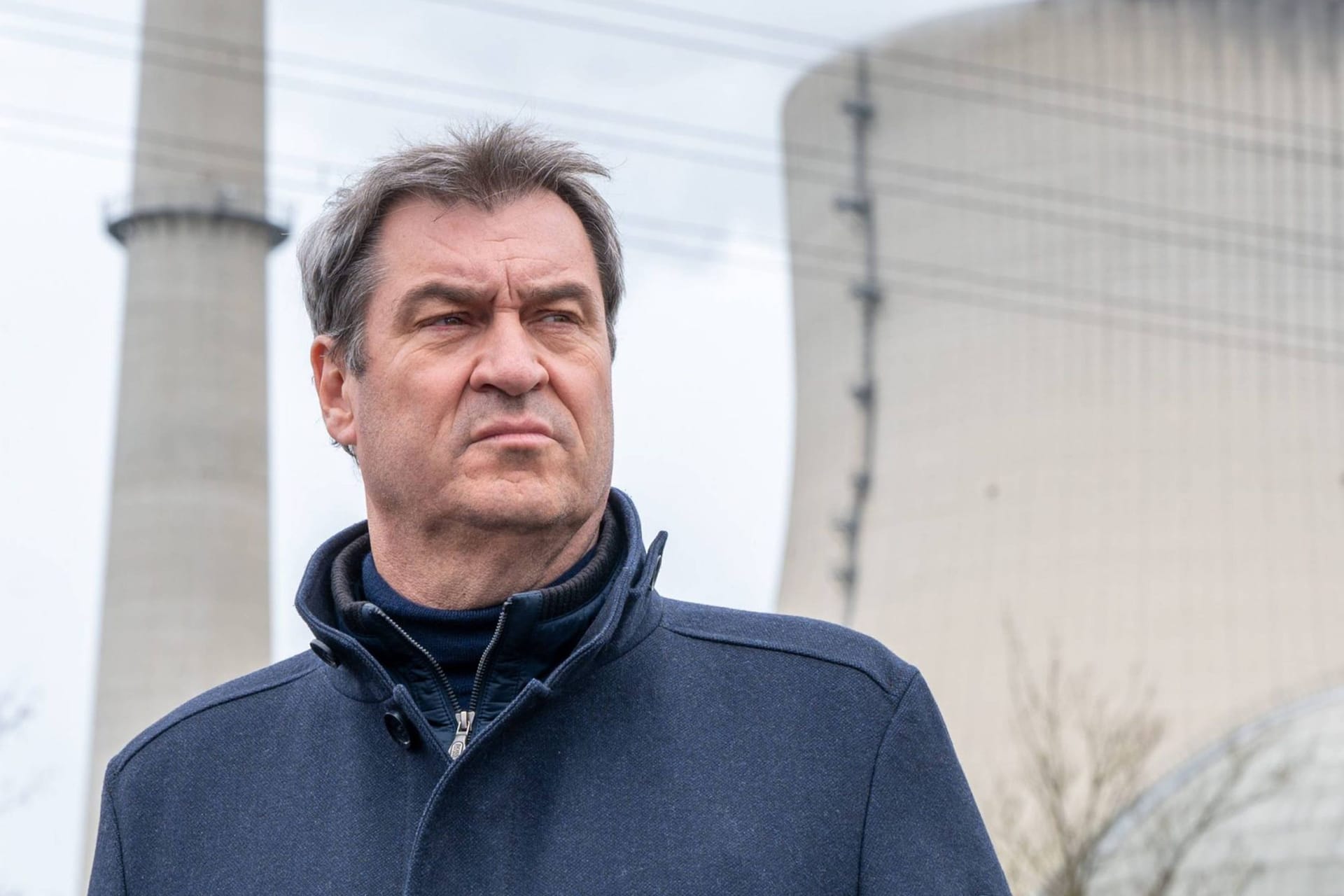 Markus Söder vor dem Kraftwerk Isar 2: Er fordert den Weiterbetrieb der Atomkraft.