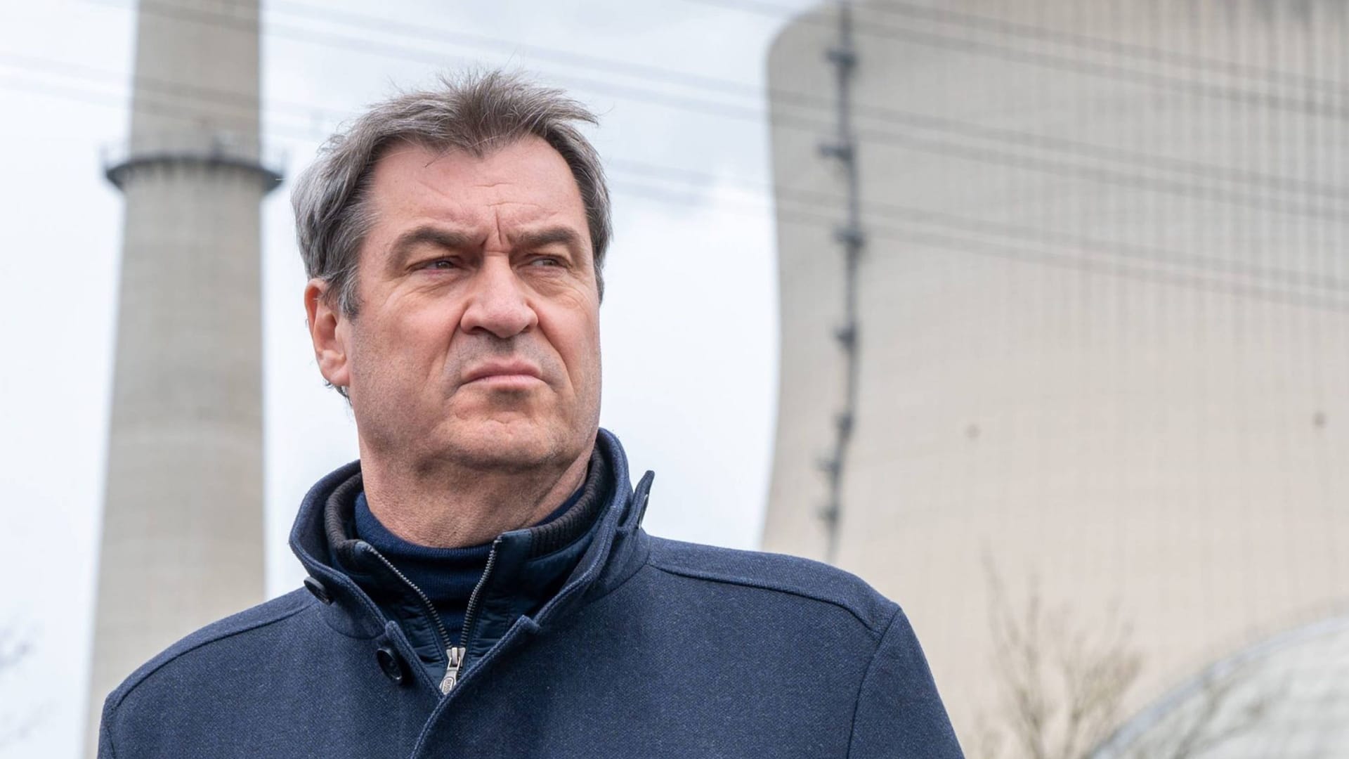 Markus Söder vor dem Kraftwerk Isar 2: Er fordert den Weiterbetrieb der Atomkraft.