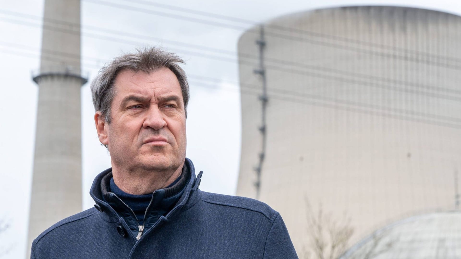 Markus Söder vor dem Kraftwerk Isar 2: Er fordert den Weiterbetrieb der Atomkraft.