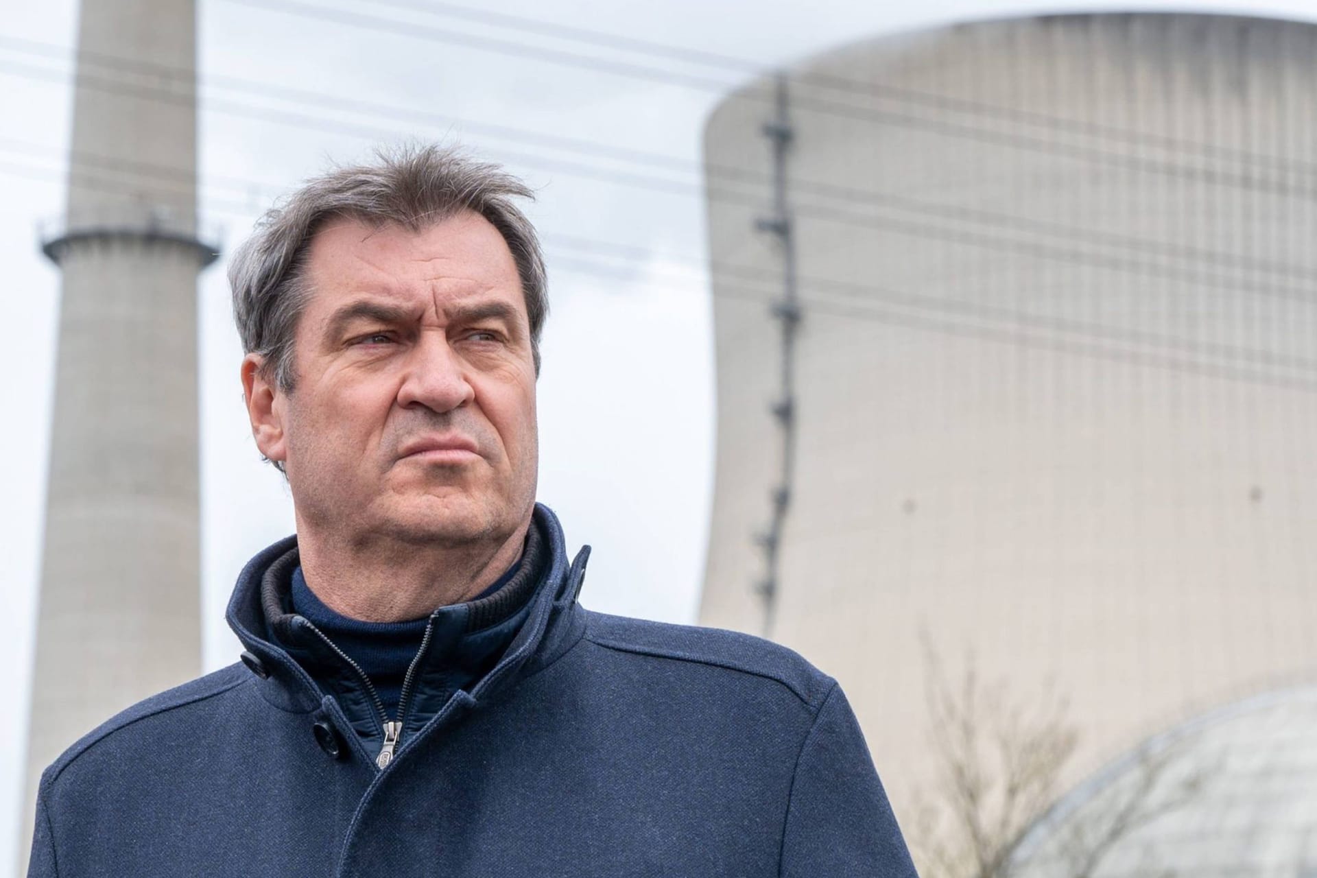 Markus Söder vor dem Kraftwerk Isar 2: Er fordert den Weiterbetrieb der Atomkraft.