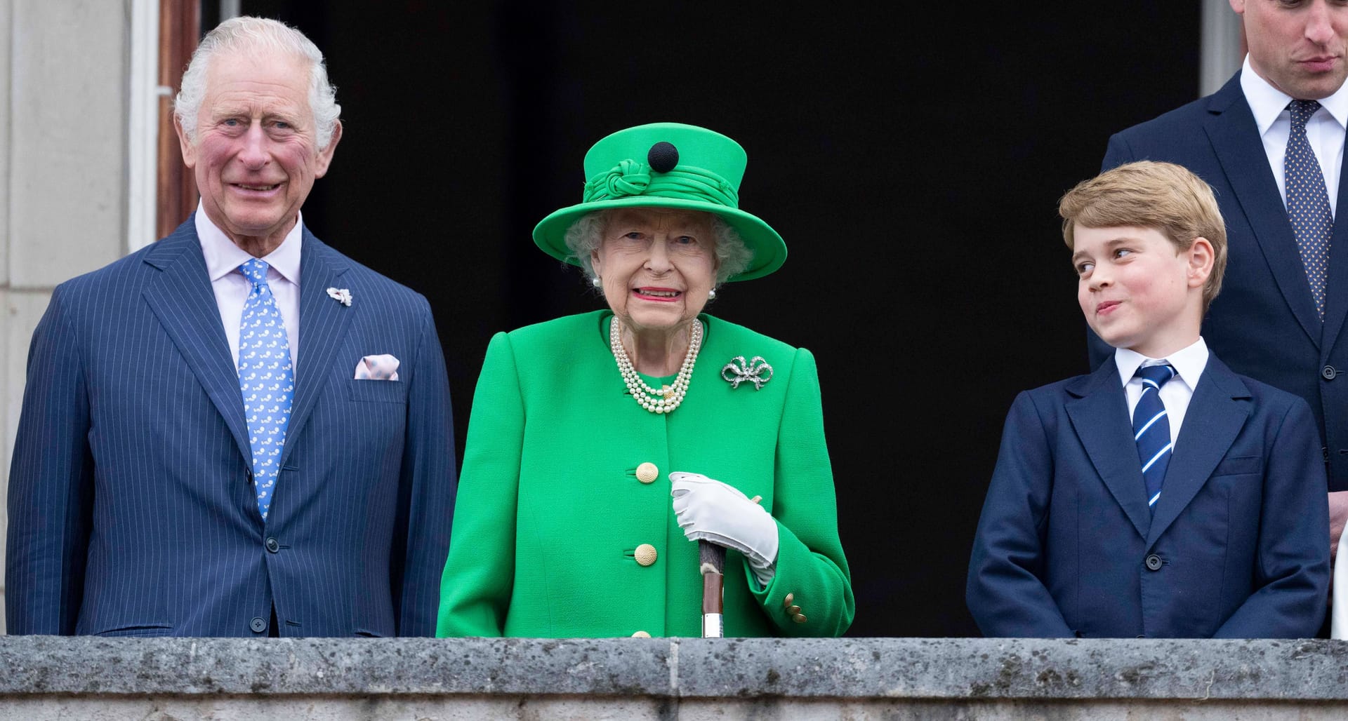 Queen Elizabeth II. neben Charles III. und Prinz George beim Thronjubiläum