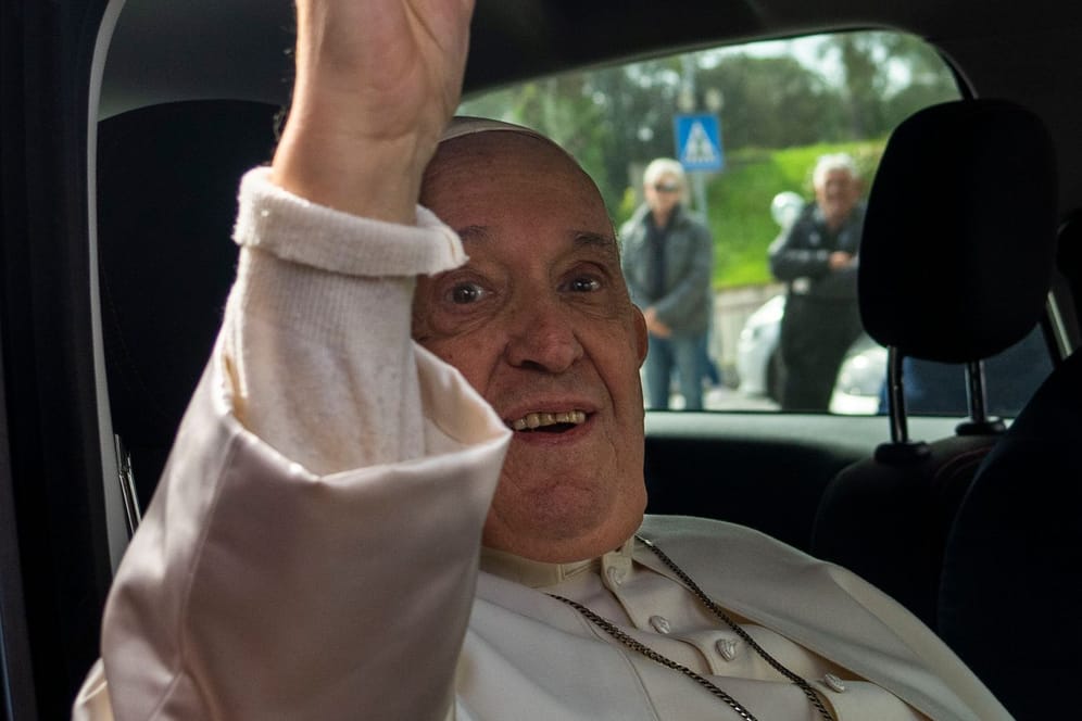 Papst Franziskus verlässt das Krankenhaus: Am Mittwoch war er eingeliefert worden.