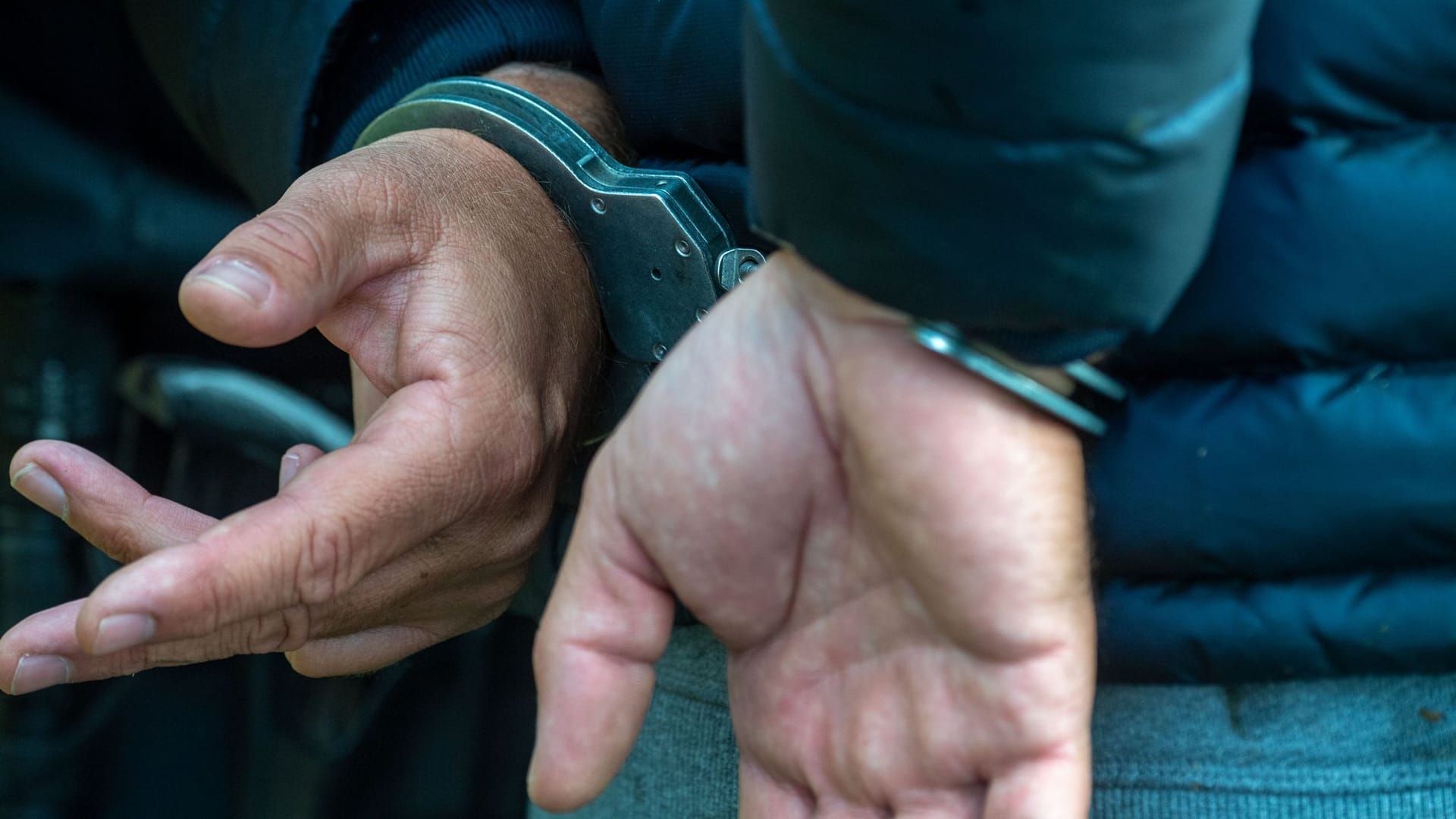 Ein Mann trägt Handschellen (Symbolbild): Drogenfahndern gelang ein Schlag gegen den internationalen Drogenhandel. Ein Mann trägt Handschellen (Symbolbild): Drogenfahndern gelang ein Schlag gegen den internationalen Drogenhandel.