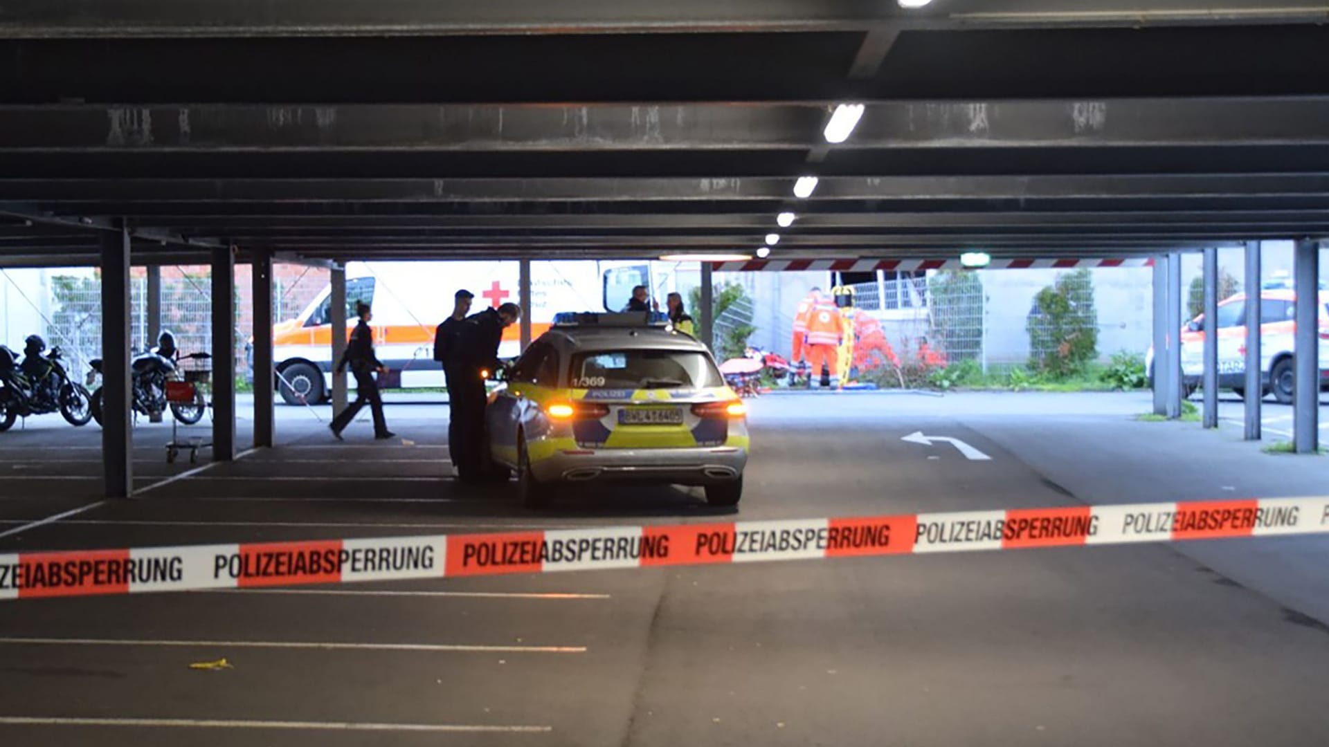 Motorradfahrer stürzt in Parkhaus ab Motorradfahrer stürzt in Parkhaus ab