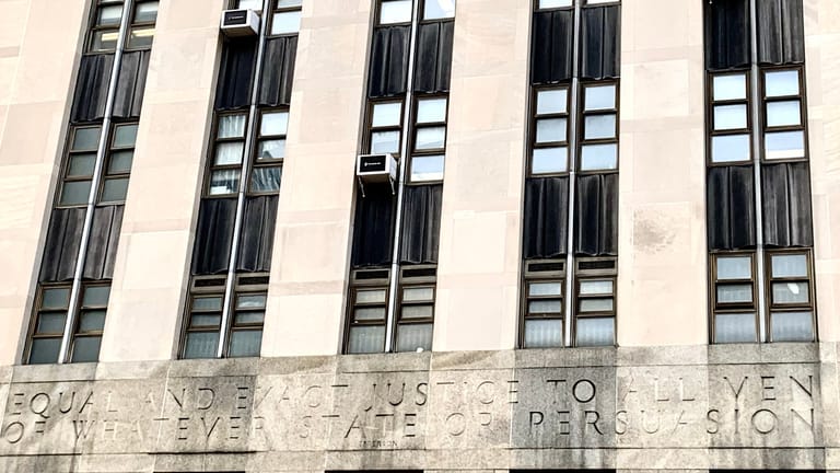 Der Criminal Court von Manhattan: Eine Inschrift, die auch Trump gelten soll.