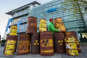 Rostige Fässer in München: Greenpeace demonstriert gegen Atomkraftwerke.
