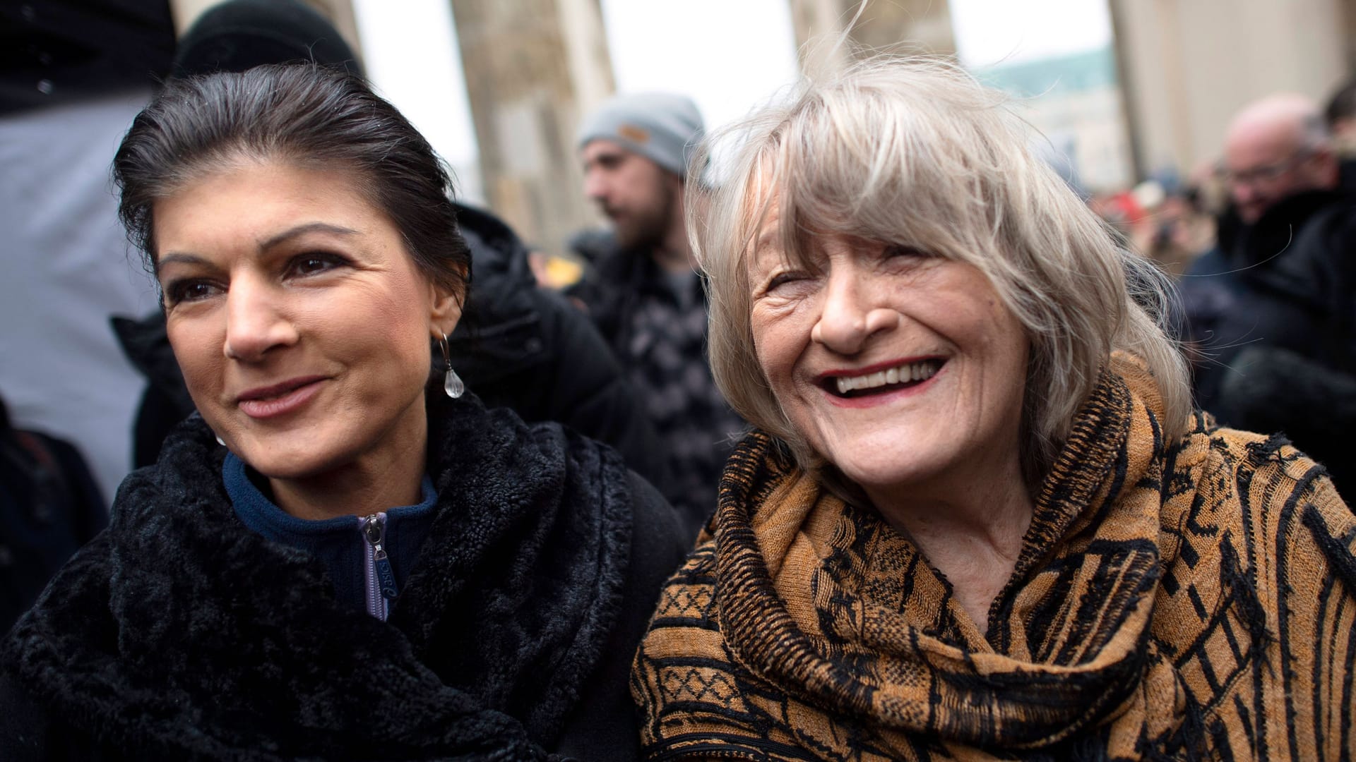 Sahra Wagenknecht und Alice Schwarzer: Der Politologe Claus Leggewie kritisiert deren "Friedensbemühungen".