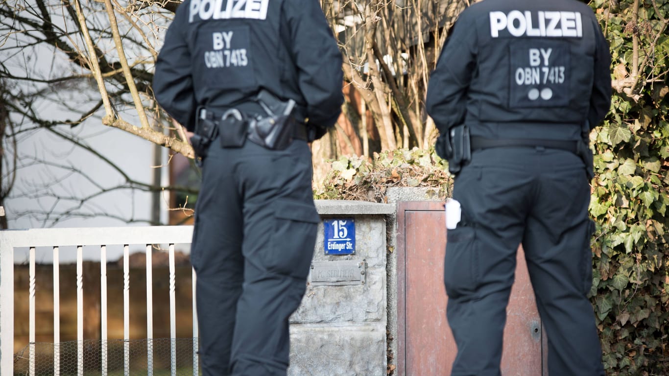 Polizisten stehen vor dem Haus eines "Reichsbürgers" in Bayern: Bei Stuttgart hat ein Mann auf Polizisten gefeuert.
