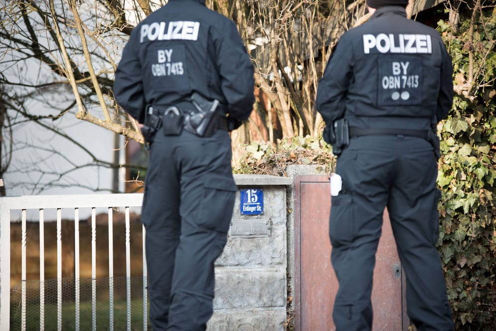 Polizisten stehen vor dem Haus eines "Reichsbürgers" in Bayern: Bei Stuttgart hat ein Mann auf Polizisten gefeuert.