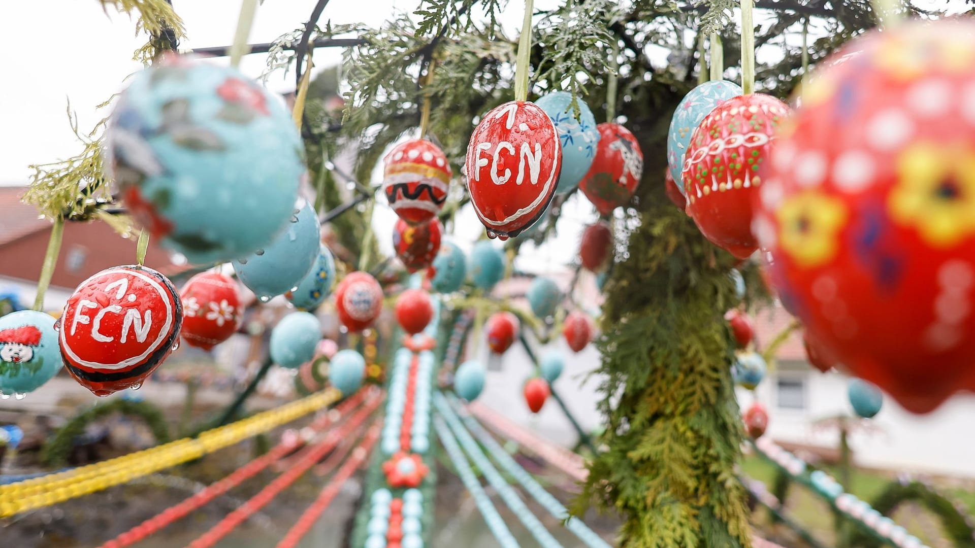 Mit über 11.000 bunt bemalten Eiern schaffte der Osterbrunnen in Egloffstein einen Weltrekord.