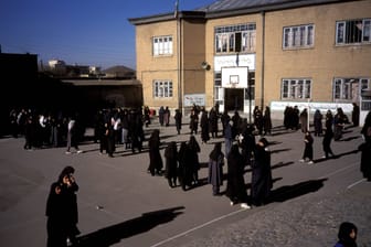 Schule im Iran (Archivbild): Immer wieder gibt es Berichte über vergiftete Kinder.