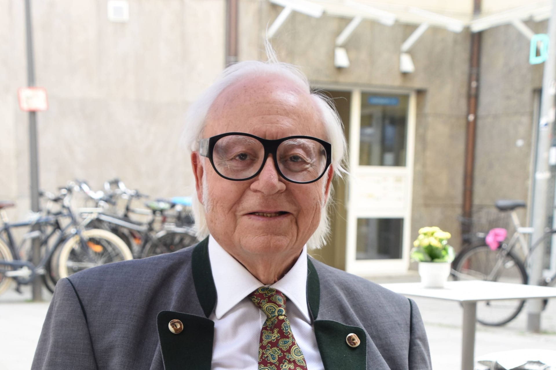 Erdinger-Chef Werner Brombach im Pausenhof am Dom München (Archivbild): Mit 83 Jahren verlässt er das operative Geschäft der Brauerei.