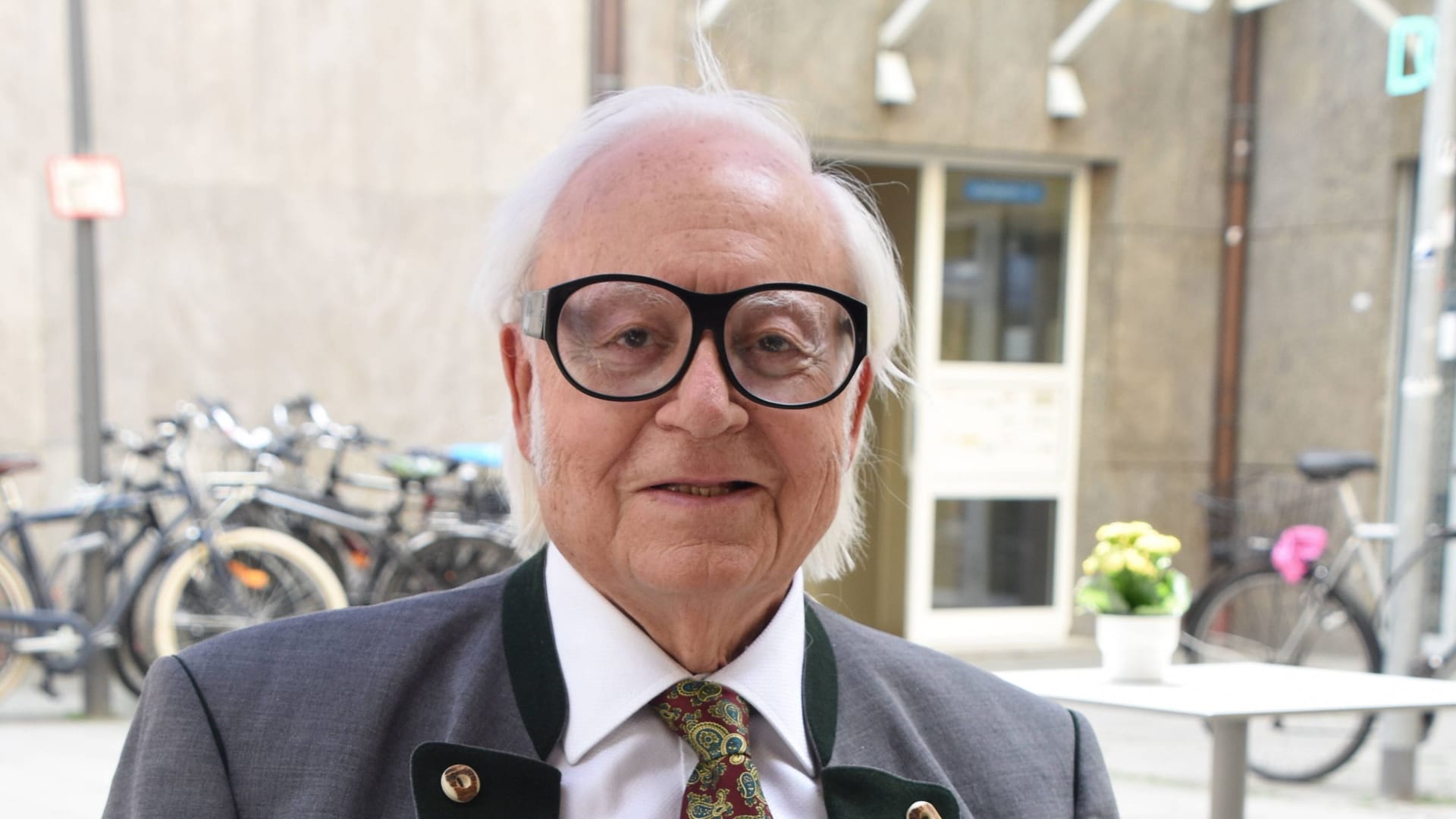 Erdinger-Chef Werner Brombach im Pausenhof am Dom München (Archivbild): Mit 83 Jahren verlässt er das operative Geschäft der Brauerei.