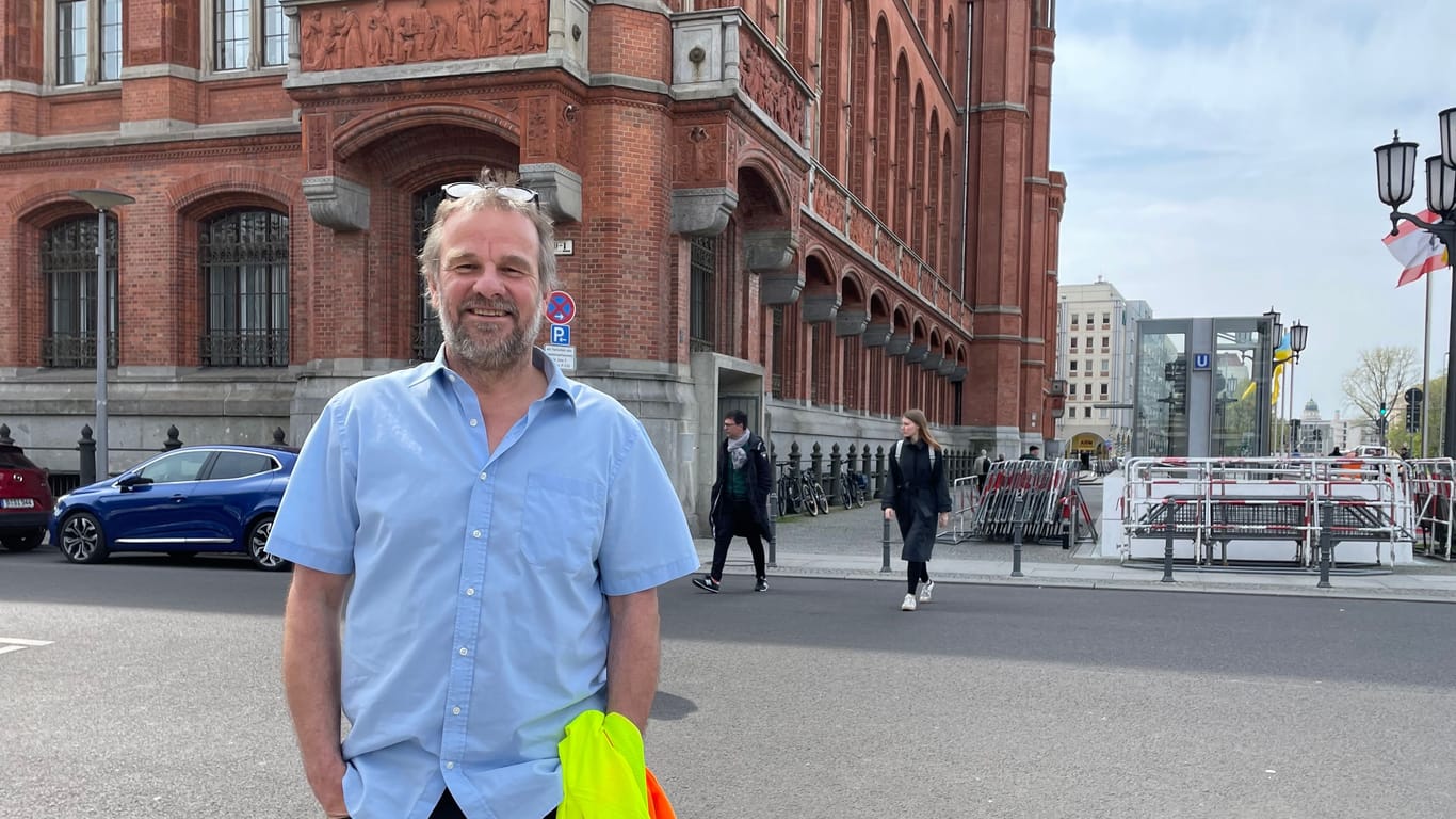 Holger Lehmann vor dem Roten Rathaus: Er findet, die Wahl war nicht peinlich für Berlin.