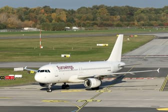 Ein Eurowings-Flieger rollt auf dem Rollfeld in Hamburg: Passagiere müssen am Donnerstag und Freitag am Boden bleiben.