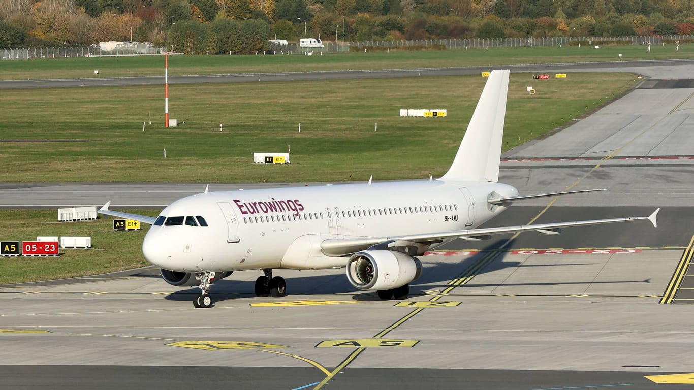 Ein Eurowings-Flieger rollt auf dem Rollfeld in Hamburg: Passagiere müssen am Donnerstag und Freitag am Boden bleiben.