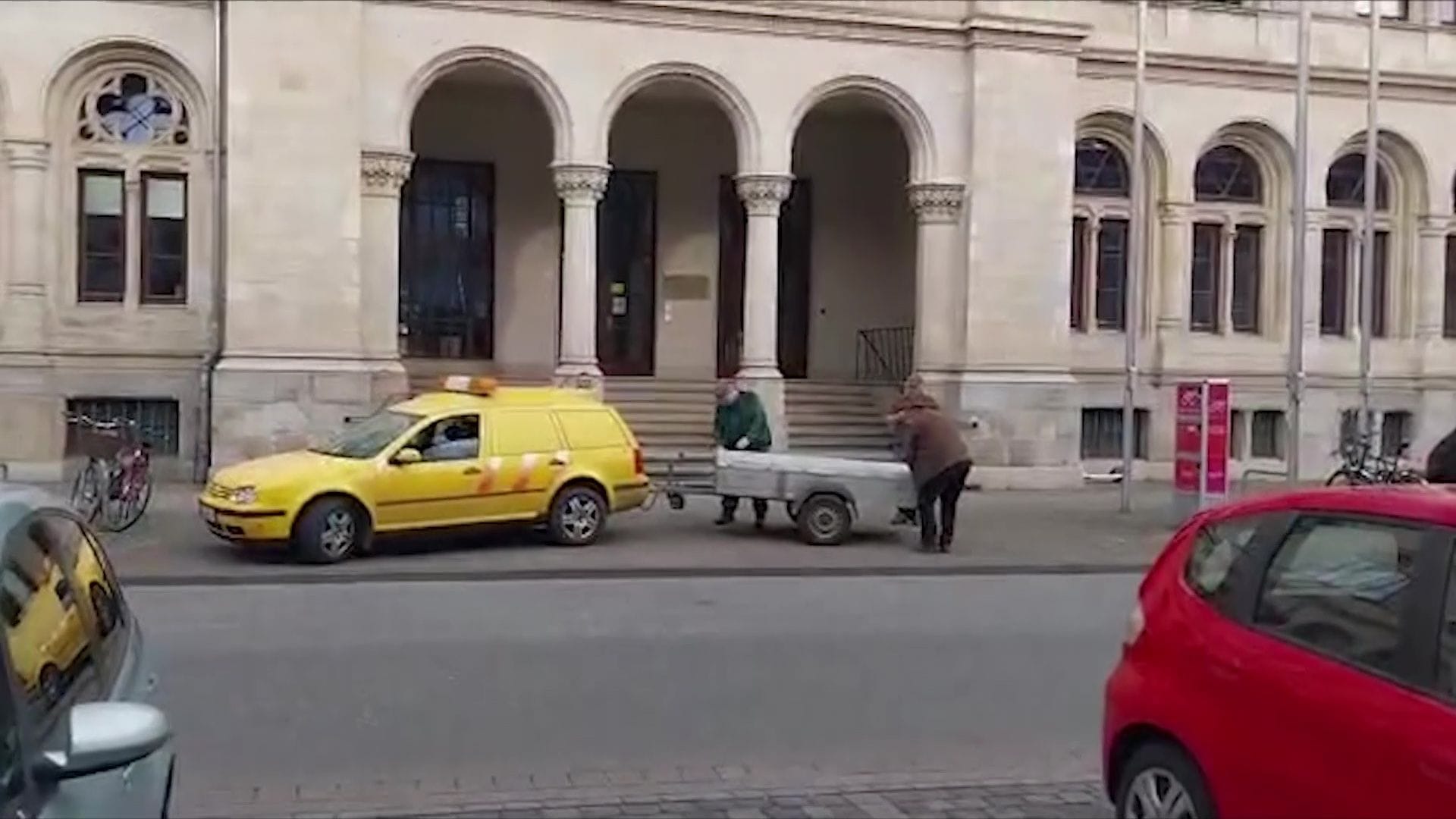 Niedersächsisches Umweltministerium: In Hannover zeigte die Initiative die toten Schafe.