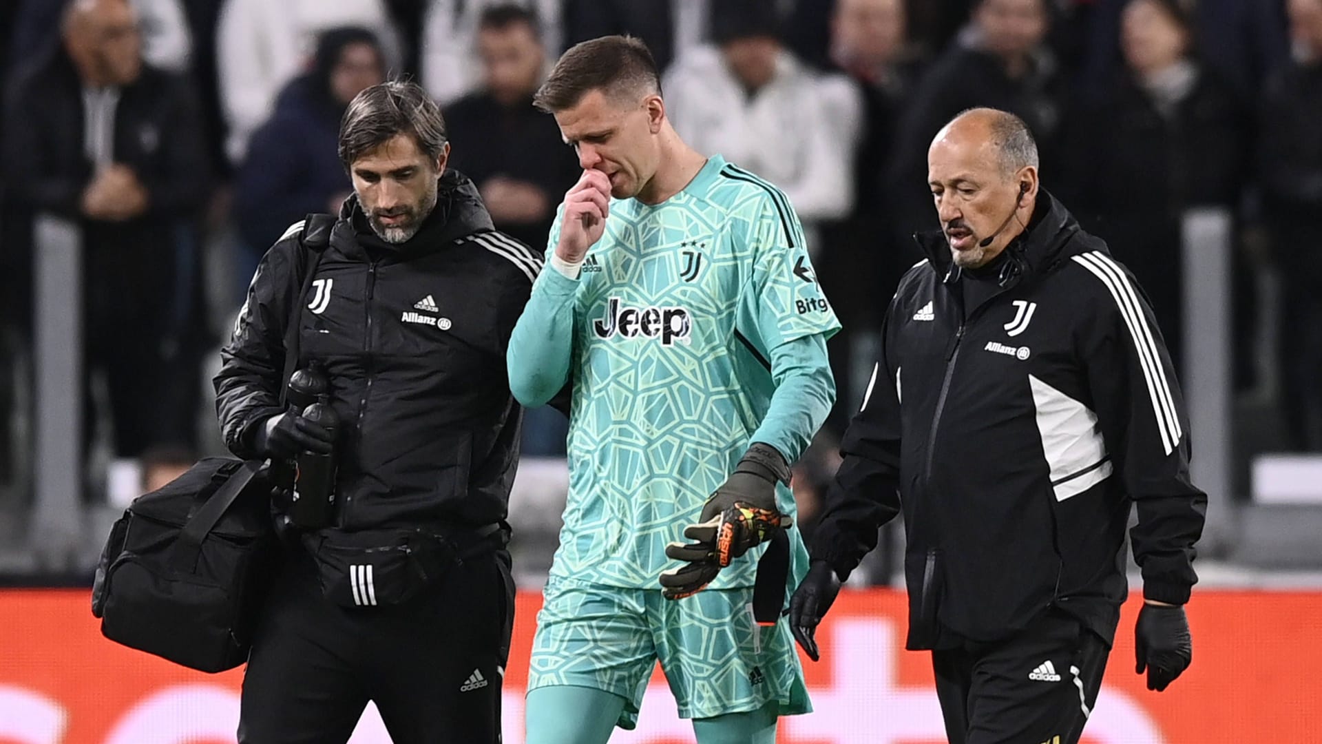 Wojciech Szczesny: Er musste wegen Herzproblemen vom Platz.