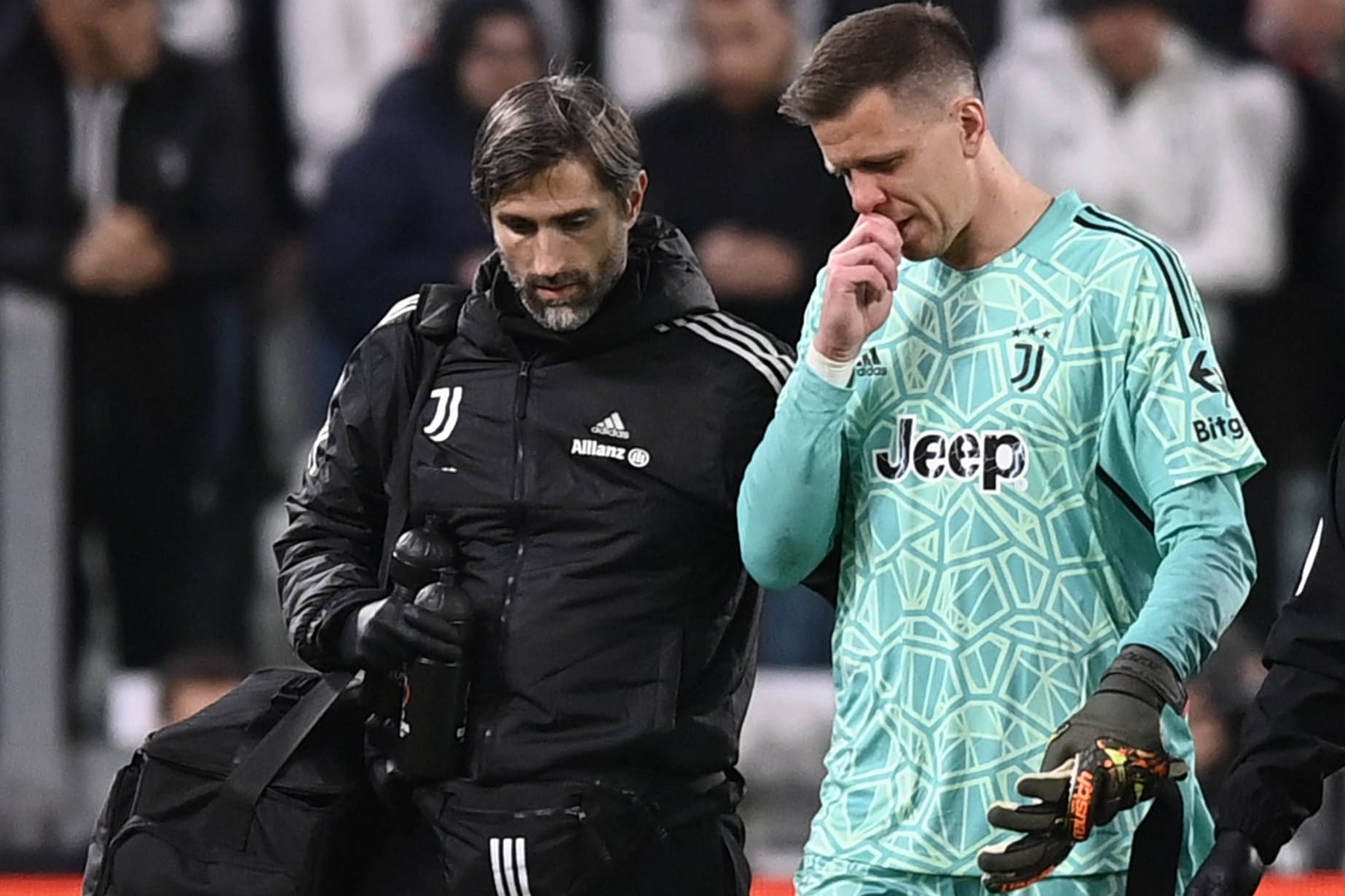 Wojciech Szczesny: Er musste wegen Herzproblemen vom Platz.