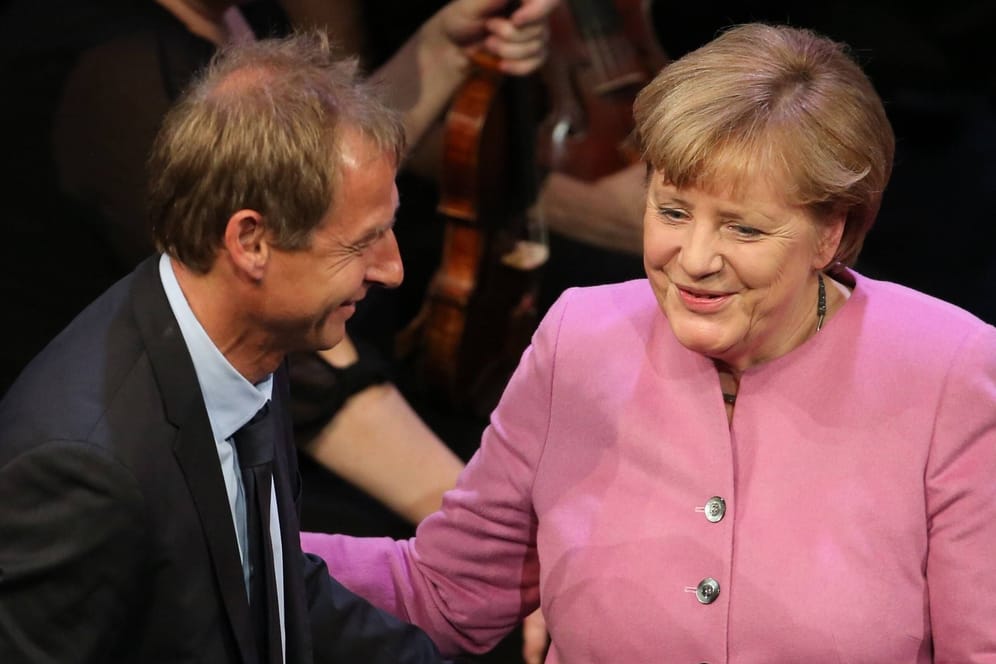 Jürgen Klinsmann und Angela Merkel: Die Ex-Kanzlerin würdigte den Fußball-Trainer in ihrer Rede.