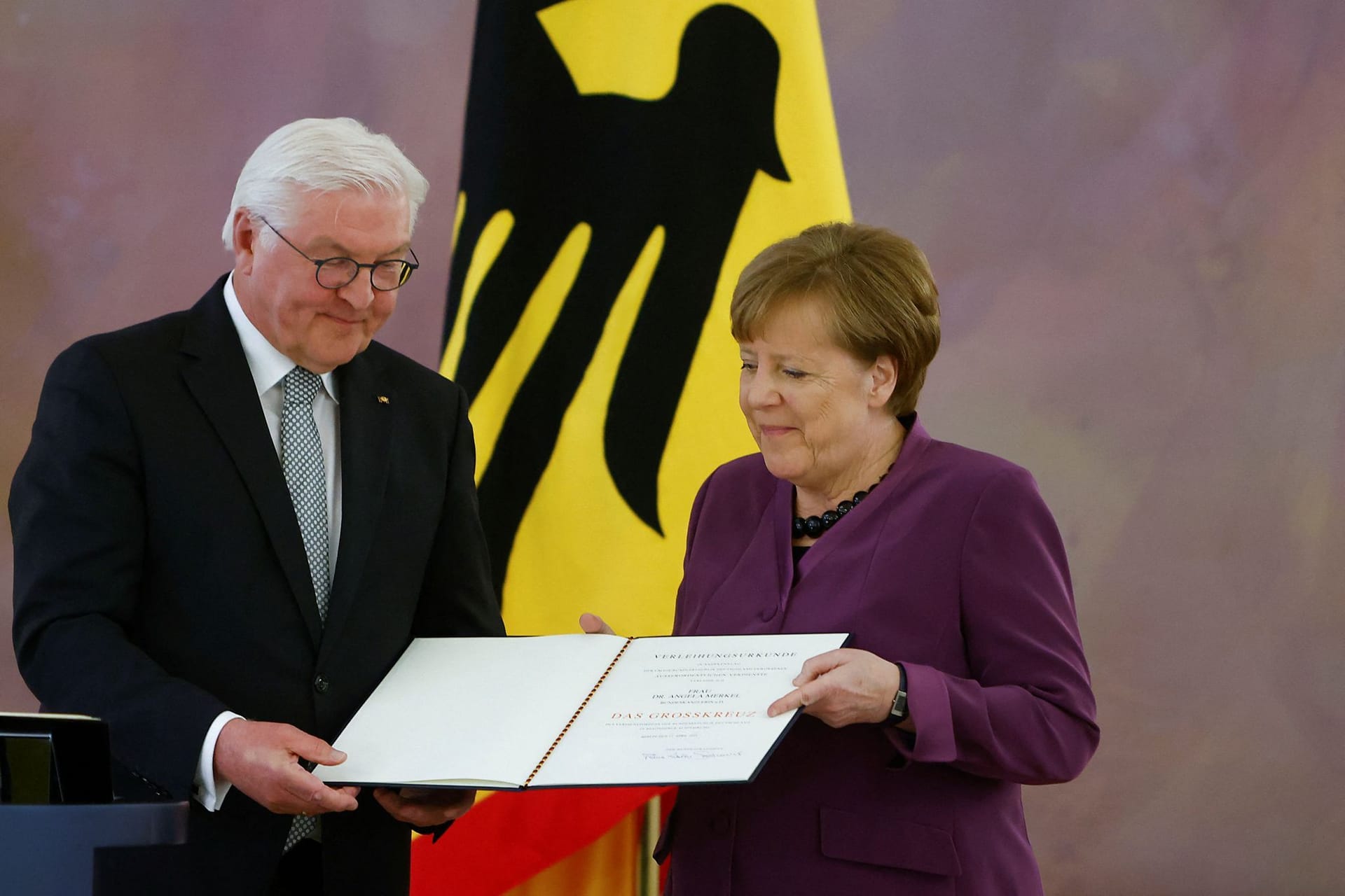Überreicht wurde ihr das Großkreuz des Verdienstordens der Bundesrepublik Deutschland in besonderer Ausführung von Bundespräsident Frank-Walter Steinmeier.