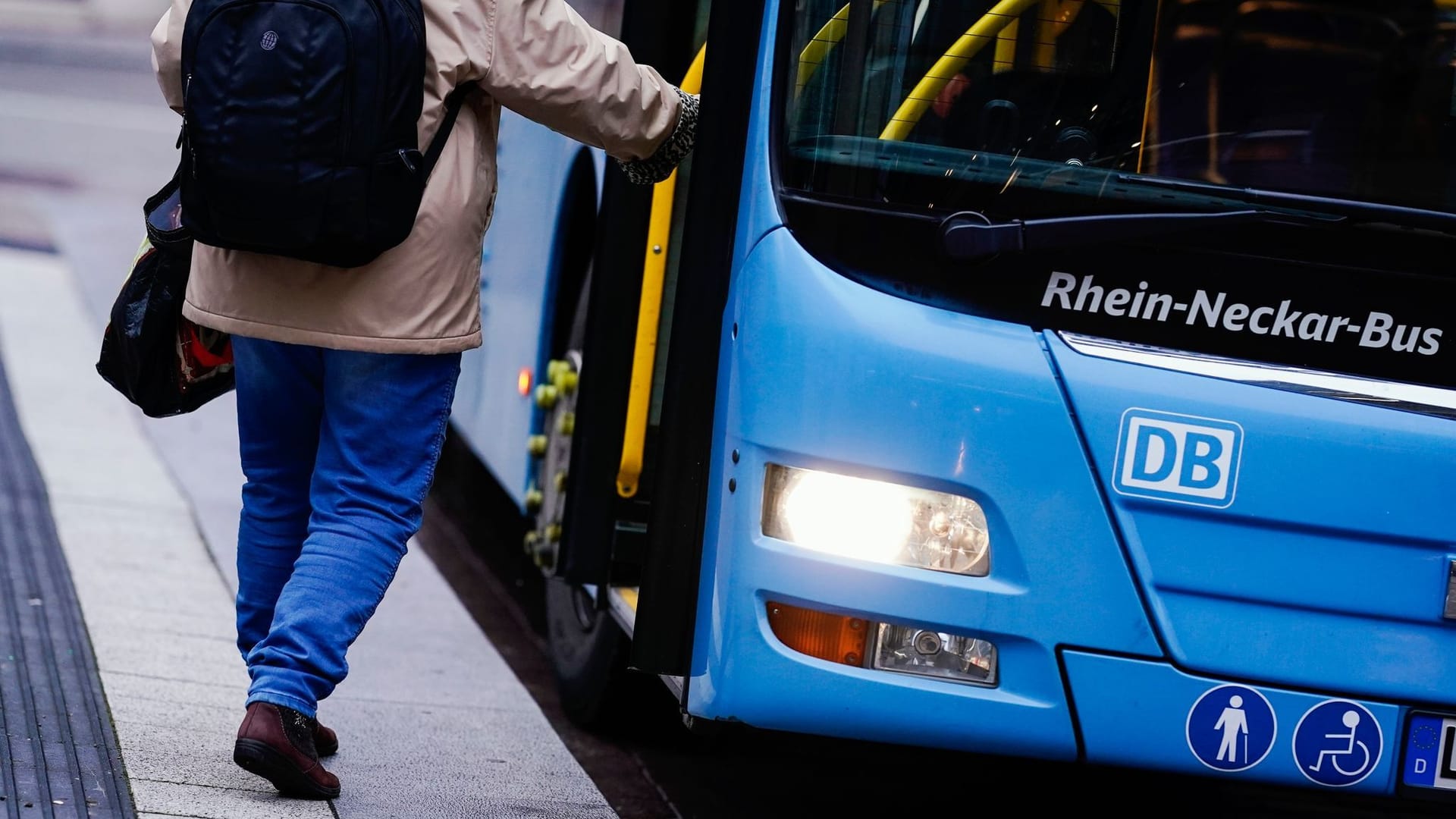 Eine Frau steigt in den Bus Eine Frau steigt in den Bus