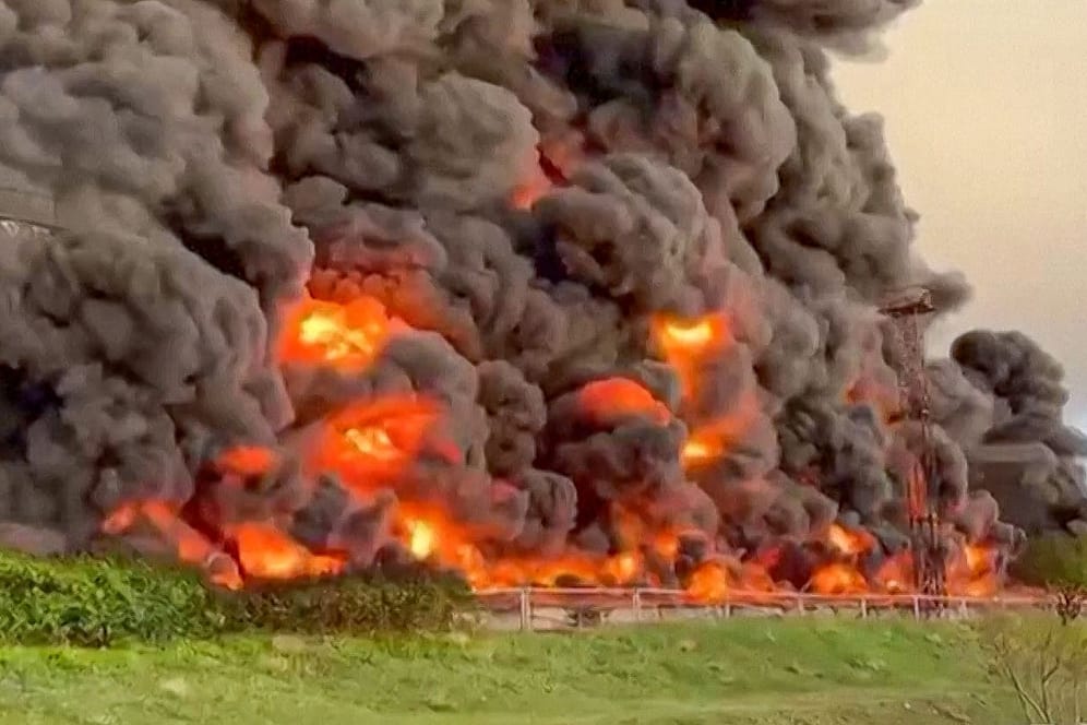 Auf der Schwarzmeer-Halbinsel Krim ist in der Hafenstadt Sewastopol ein Treibstofftank in Brand geraten.