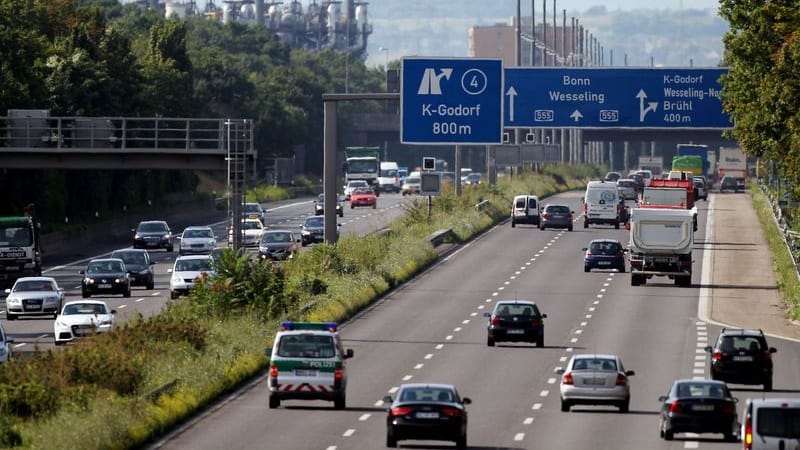 Die A555 (Archiv): Fahrzeuge fahren in Köln über die Autobahn.