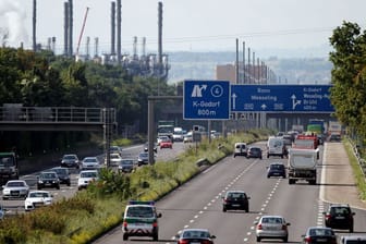 Die A555 (Archiv): Fahrzeuge fahren in Köln über die Autobahn.