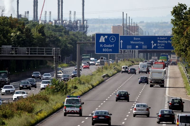 Die A555 (Archiv): Fahrzeuge fahren in Köln über die Autobahn.