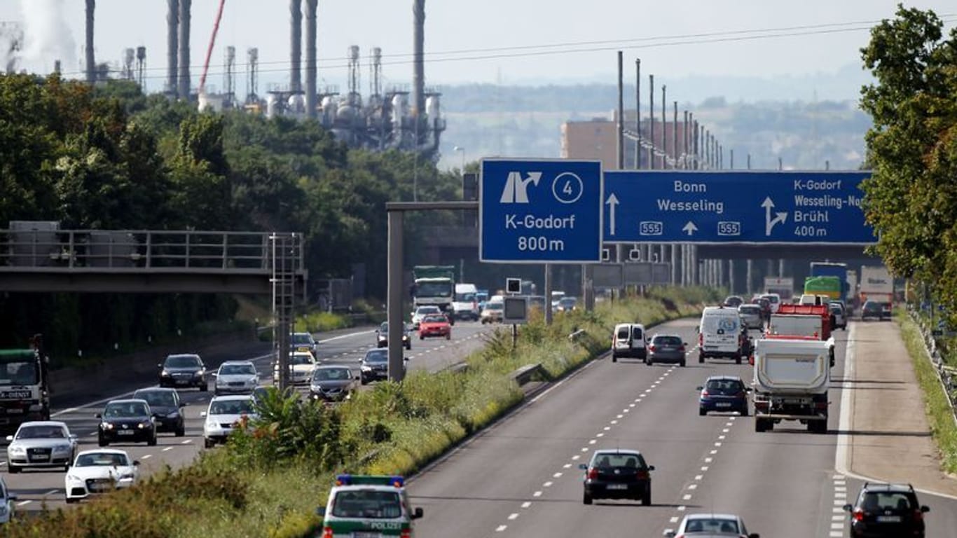 Die A555 (Archiv): Fahrzeuge fahren in Köln über die Autobahn.