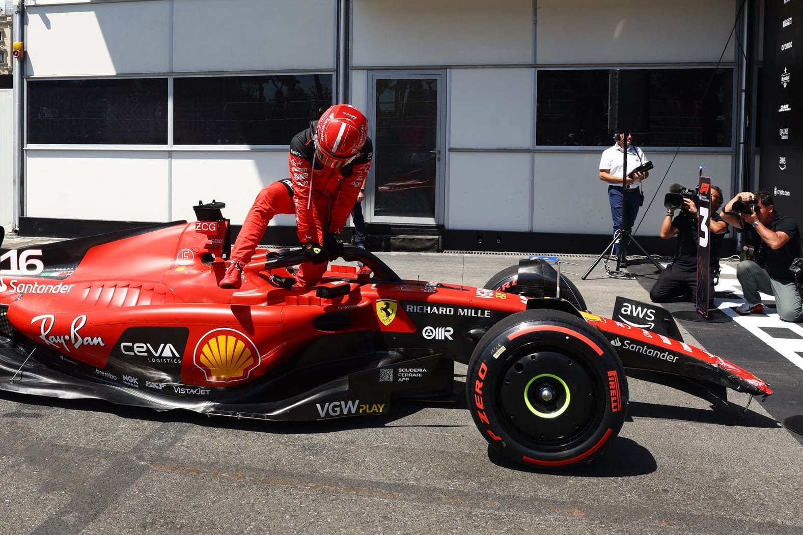 Charles Leclerc steigt aus dem beschädigten Ferrari: Er sicherte sich die Sprint-Pole in Baku.