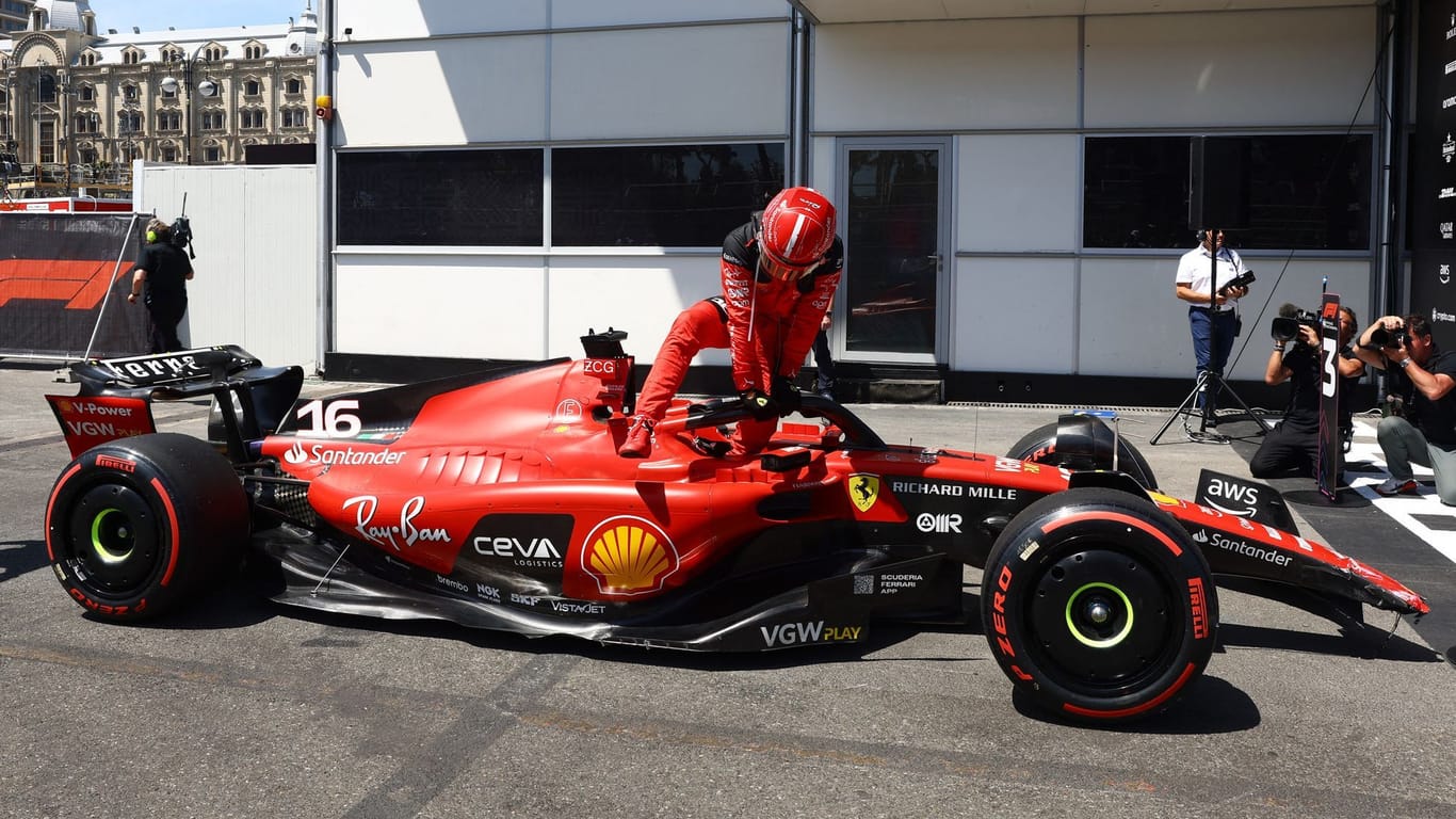 Charles Leclerc steigt aus dem beschädigten Ferrari: Er sicherte sich die Sprint-Pole in Baku.