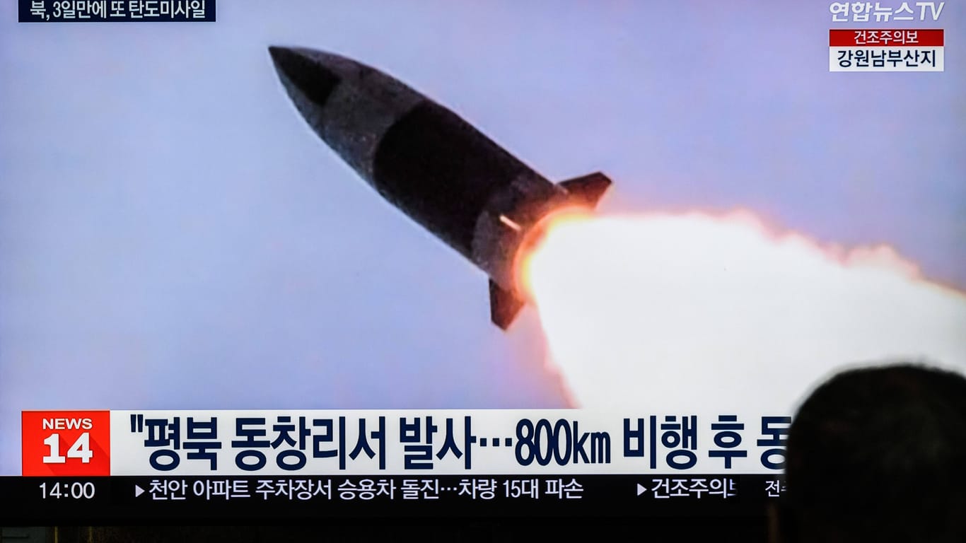 Ein Fernseher in Seoul zeigt einen nordkoreanischen Raketenstart (Archivbild): Erneut hat Nordkorea eine Rakete abgefeuert.