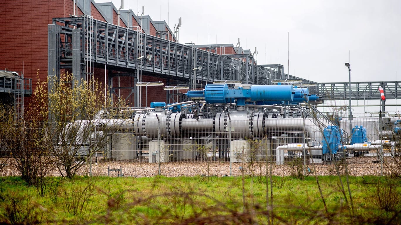 Technische Anlagen, die für die Einlagerung von Erdgas in Kavernen genutzt werden, stehen auf dem Gelände der Speicherstation Etzel ESE.