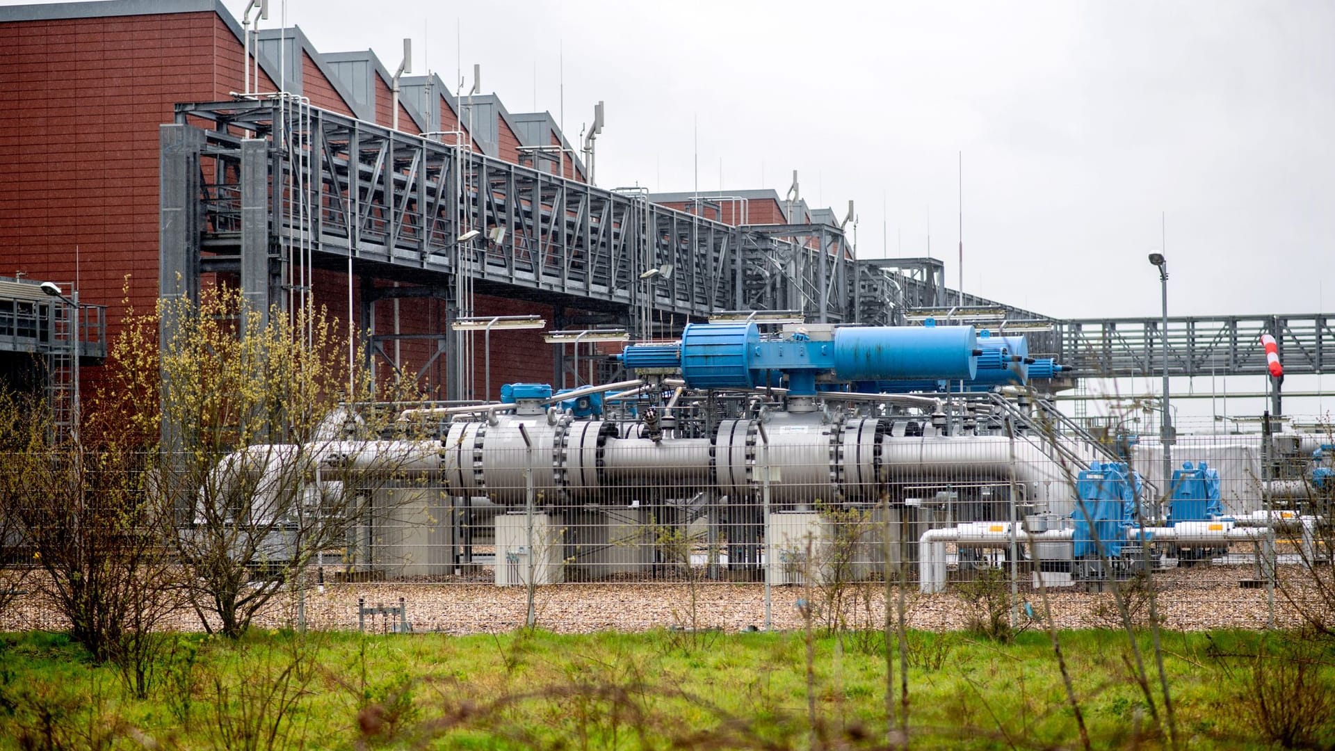 Technische Anlagen, die für die Einlagerung von Erdgas in Kavernen genutzt werden, stehen auf dem Gelände der Speicherstation Etzel ESE.