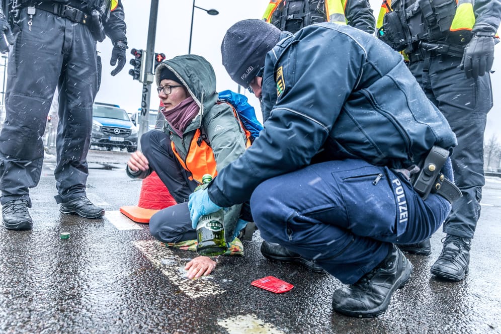 Polizisten lösen eine Klimaaktivistin von der Straße (Archivfoto): Kommt es in Berlin am Mittwoch zum absoluten Stillstand im Verkehr?